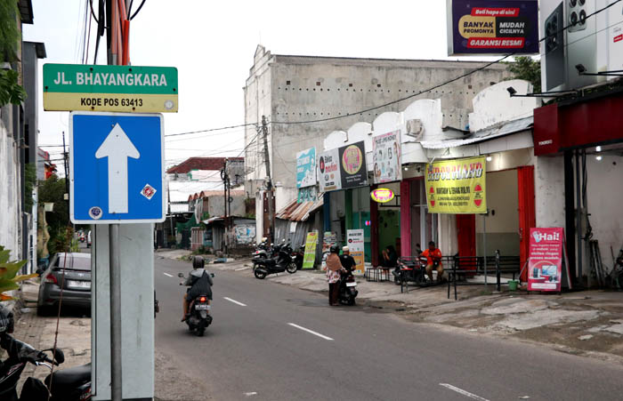DUA ARAH: Polres Ponorogo menempatkan petugas untuk rekayasa lalin di Jalan Bhayangkara dan dr. Soetomo selama pelaksanaan CFD di Jalan HOS Cokroaminoto.
