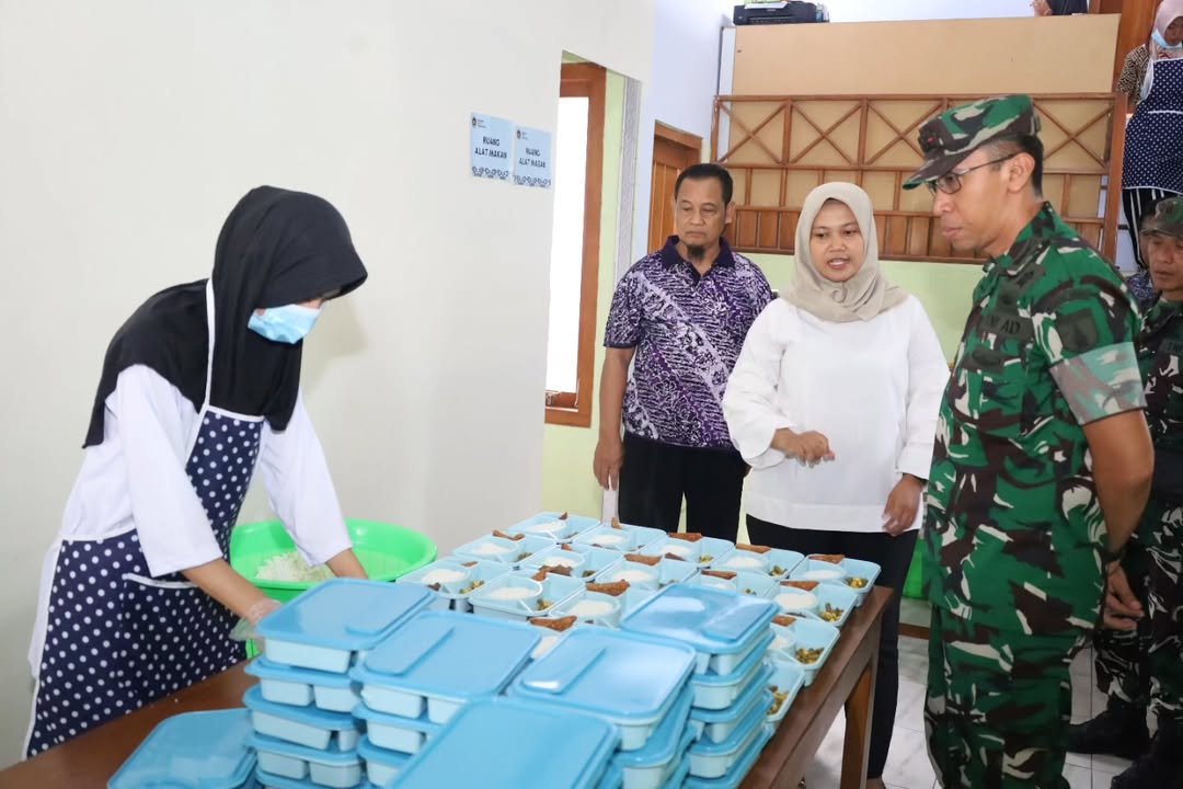 TINJAU KESIAPAN: Dandim 0804/Mageten Letkol Inf Hasan Dasuki meninjau penyiapan program makan bergizi gratis, Rabu&nbsp;19 Februari 2025.