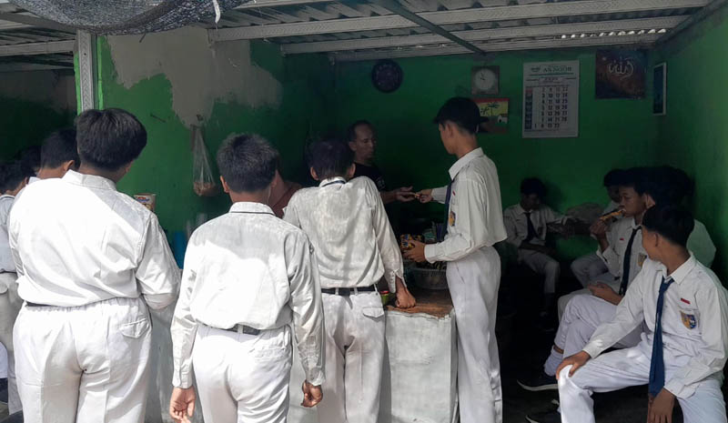 Makan Bergizi Gratis : Sejumlah siswa SMPN 05 Ngawi berjubel di kantin sekolah saat jam istirahat pertama, Senin 17 Februari 2025.