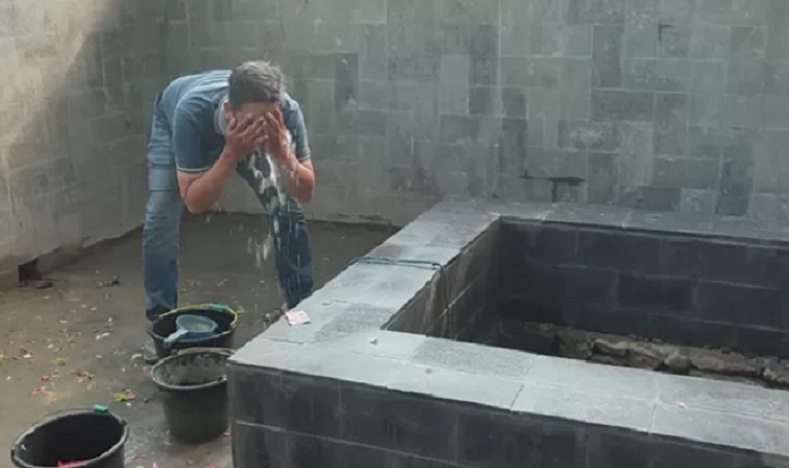 RITUAL: Salah siji pajiarah raup ing Sendang Ontrowulan, Gunung Kemukus, Sragen. (DOKUMEN/SOLO BALAPAN)