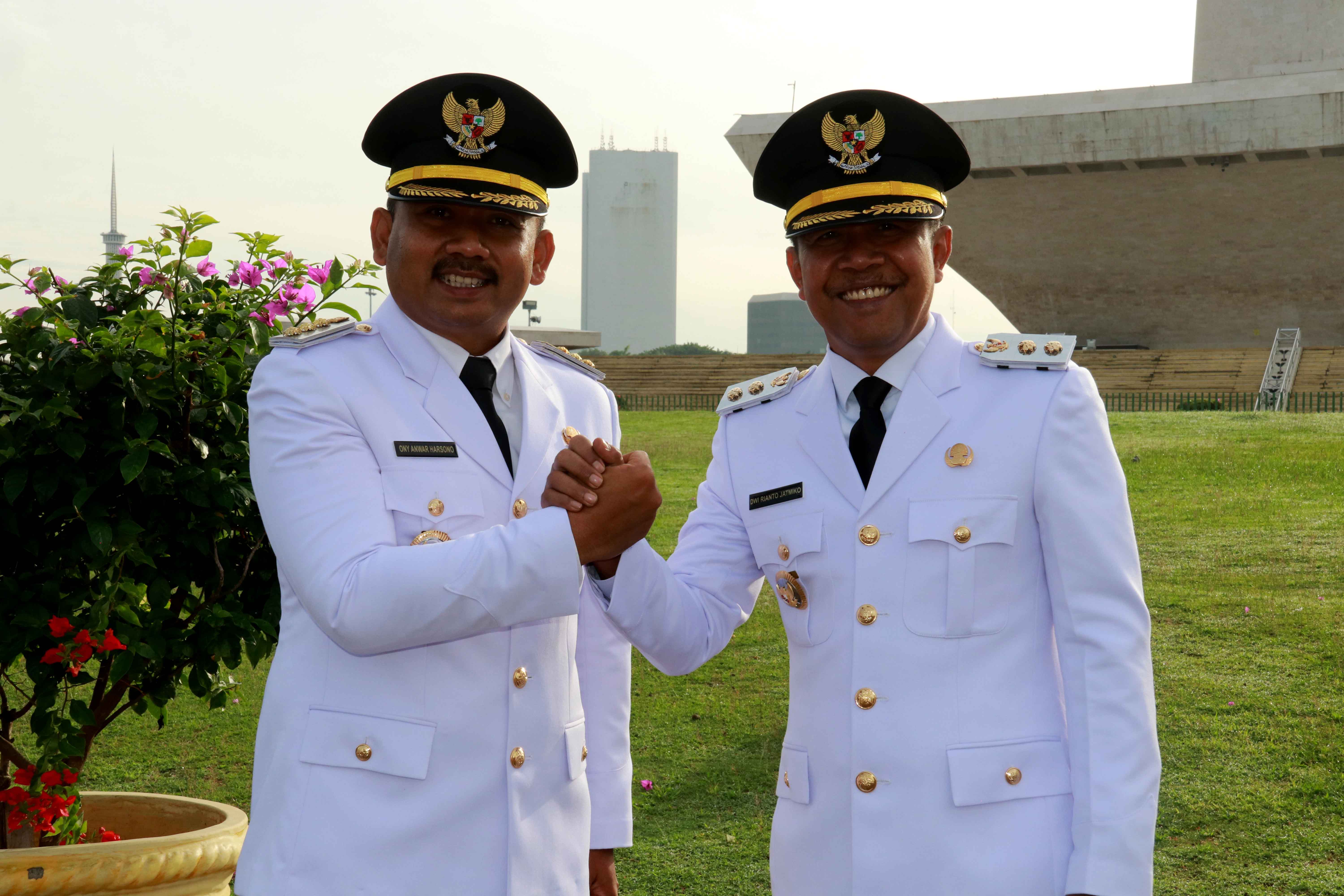 PERIODE KEDUA: Bupati Ngawi Ony Anwar Harsono dan Wabup Dwi Rianto Jatmiko usai pelantikan kepala daerah di Istana Negara, Kamis 20 Februari 2025.&nbsp;