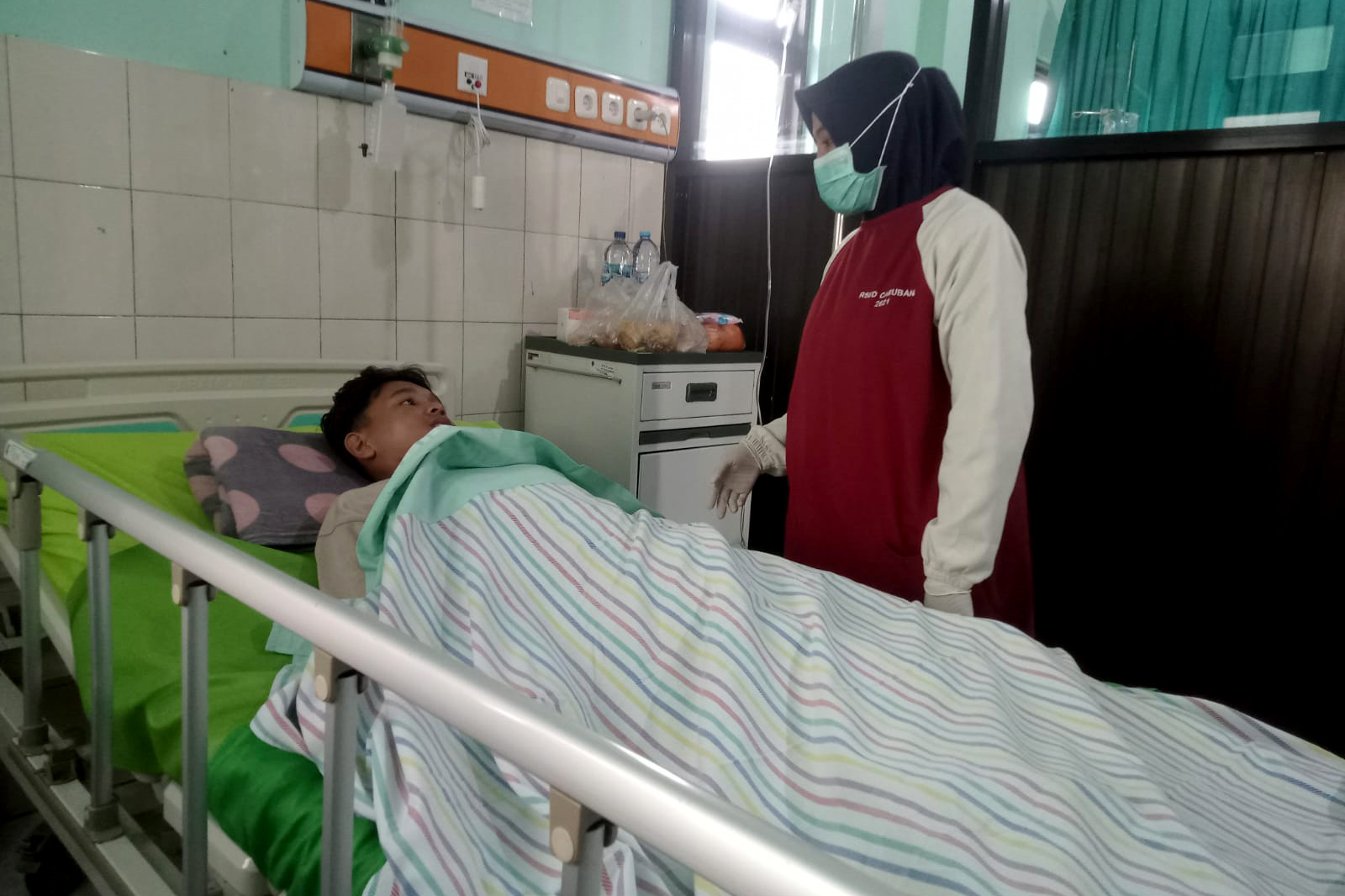 DALAM PERAWATAN: Pasien demam menjalani perawatan intensif di RSUD Caruban.