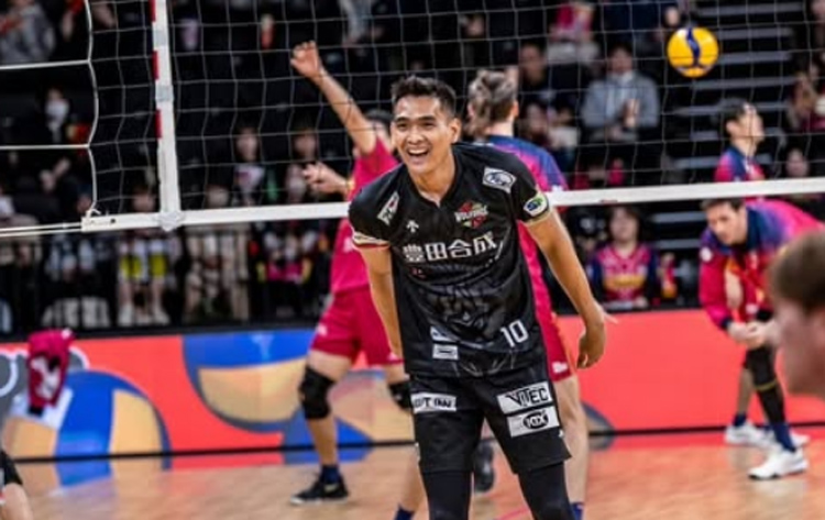 Rivan Nurmulki  tampil membela Wolfdogs Nagoya melawan Suntory Sunbirds di leg 1 semifinal liga voli jepang 2024/2025, Jumat 25 April 2025.