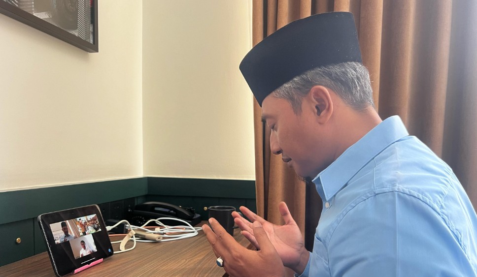 Bupati Pacitan Indrata Nur Bayuaji video call dengan Wabup Gagarin dan jajaran usai pelantikan.