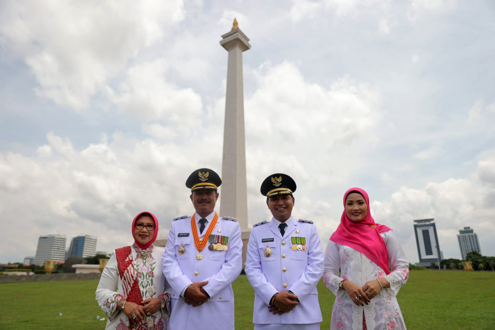 KEPALA DAERAH: Maidi dan F Bagus Panuntun setelah dilantik sebagai AE 1 dan AE 2 dengan latar belakang Monas.