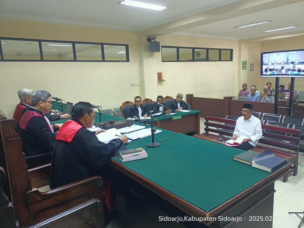 MEJA HIJAU: Sudarmasi, mantan kepala BPN Kota Madiun menjalani sidang perdana dengan agenda pembacaan dakwaan di Pengadilan Tipikor Surabaya.