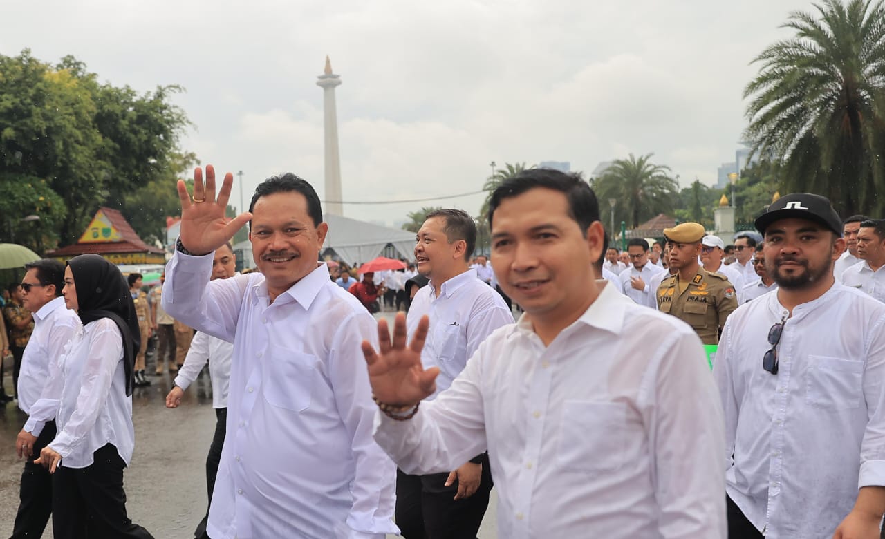 BARI BERBARIS: Maidi dan F Bagus Panuntun bersama dengan kepala daerah lainnya mengikuti prosesi gladi bersih pelantikan di kawasan Monas, Jakarta, Rabu 19 Februari 2025.