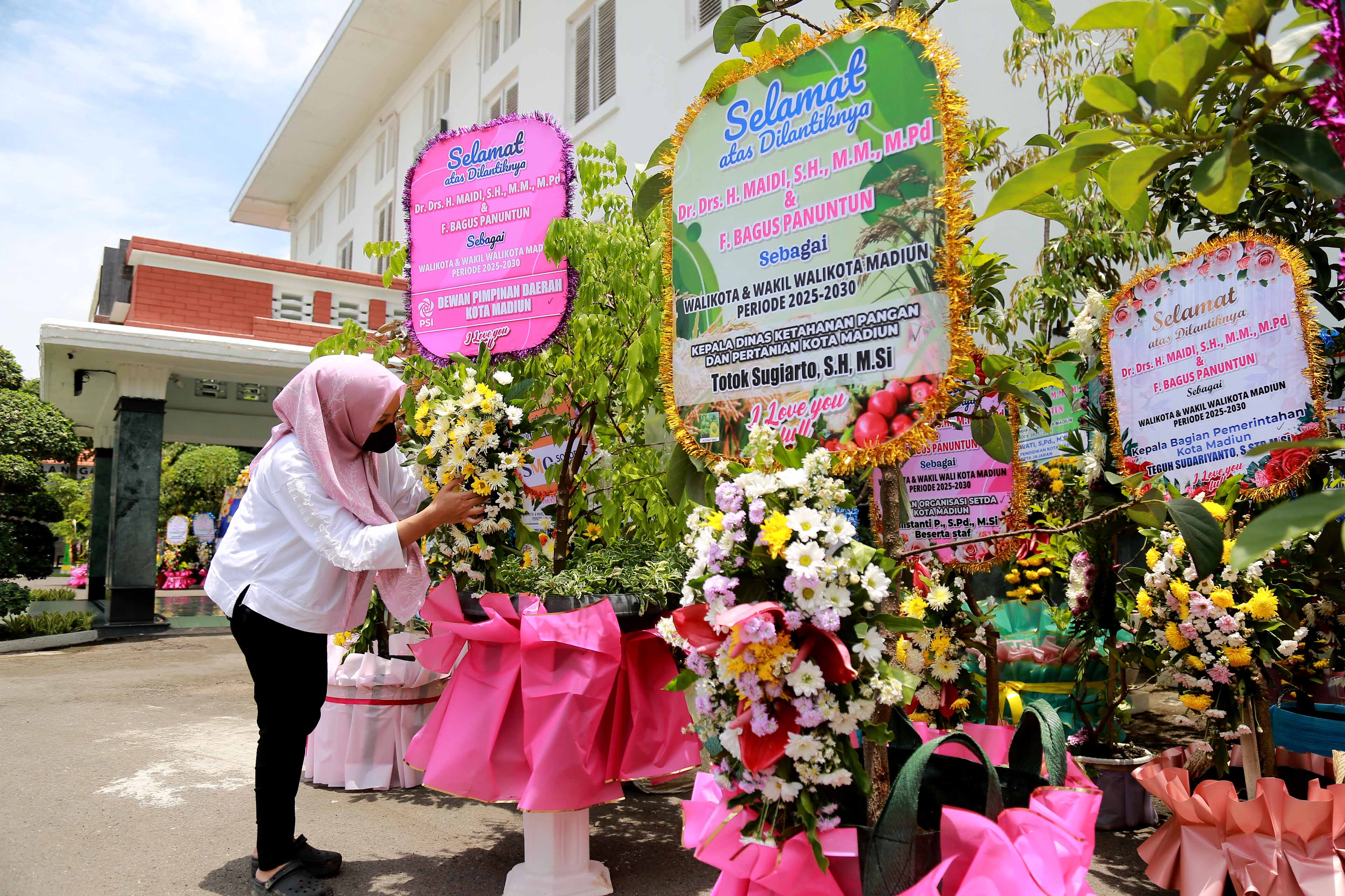 BERJAJAR: Sejumlah ucapan selamat berupa bibit buah di halaman Balai Kota Madiun kemarin (20/2).  &nbsp;