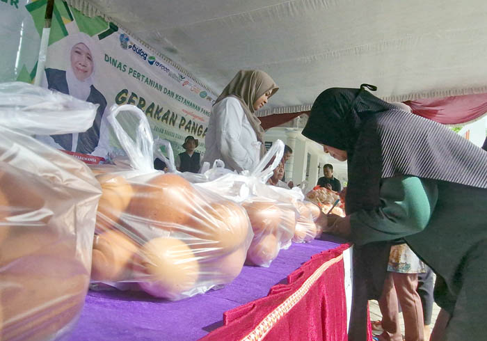 OPERASI PASAR : DPKP Jatim menggelar gerakan pangan murah (GPM) di halaman Kantor kelurahan Kertosari, Babadan, Ponorogo untuk antisipasi kenaikan harga jelang Ramadan, Kamis 20 Februari 2025.&nbsp;