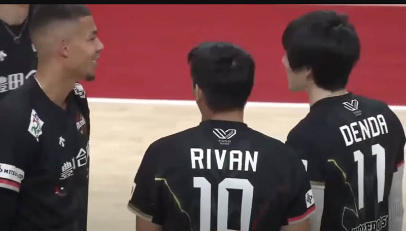BERMAIN BAGUS : Rivan Nurmulki saat membela Wolfdogs Nagoya melawan Suntory di liga voli Jepang musim ini beberapa waktu lalu. Timnya cetak epic comeback di pertandingan full set itu.