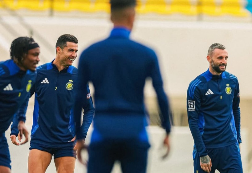 Para pemain Al Nassr, termasuk Cristiano Ronaldo, berlatih jelang lawan Al Ettifaq.
