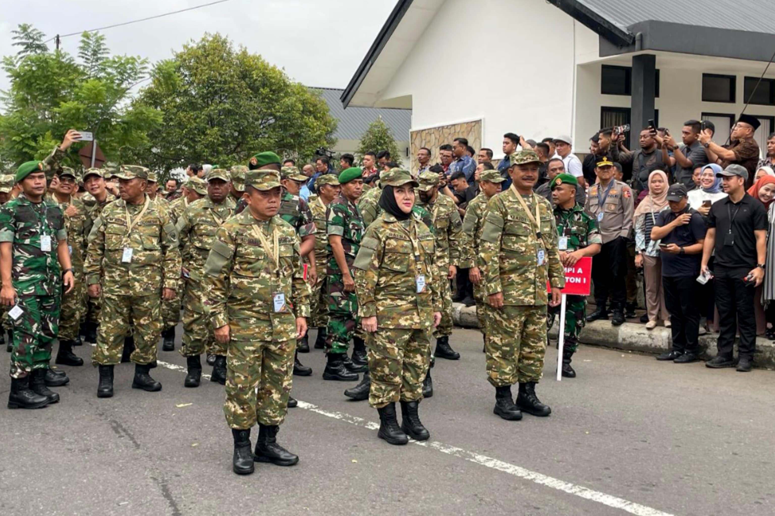 BAGUS PANUNTUN UNTUK RADAR MADIUN  SIAP: Wali Kota Madiun Maidi (kanan) mengikuti prosesi retret di Akmil Magelang, Jumat 21 Februari 2025.