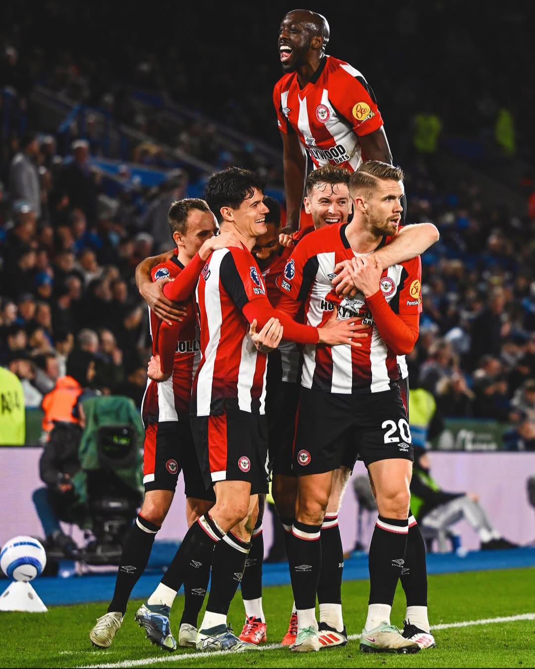 Pemain Brentford merayakan gol ke gawang Leicester City dalam lanjutan Liga Inggris, Sabtu 22 Februari 2025.