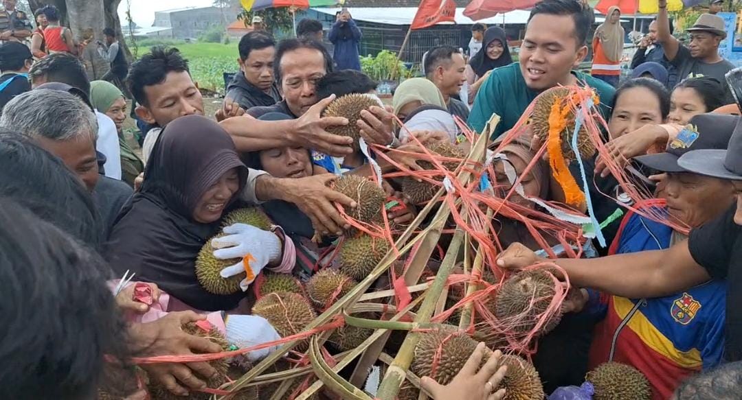 Warga berebut durian dalam Festival Duren Naknan di Panekan, Magetan. (APRILITA SARI/RADAR MAGETAN)