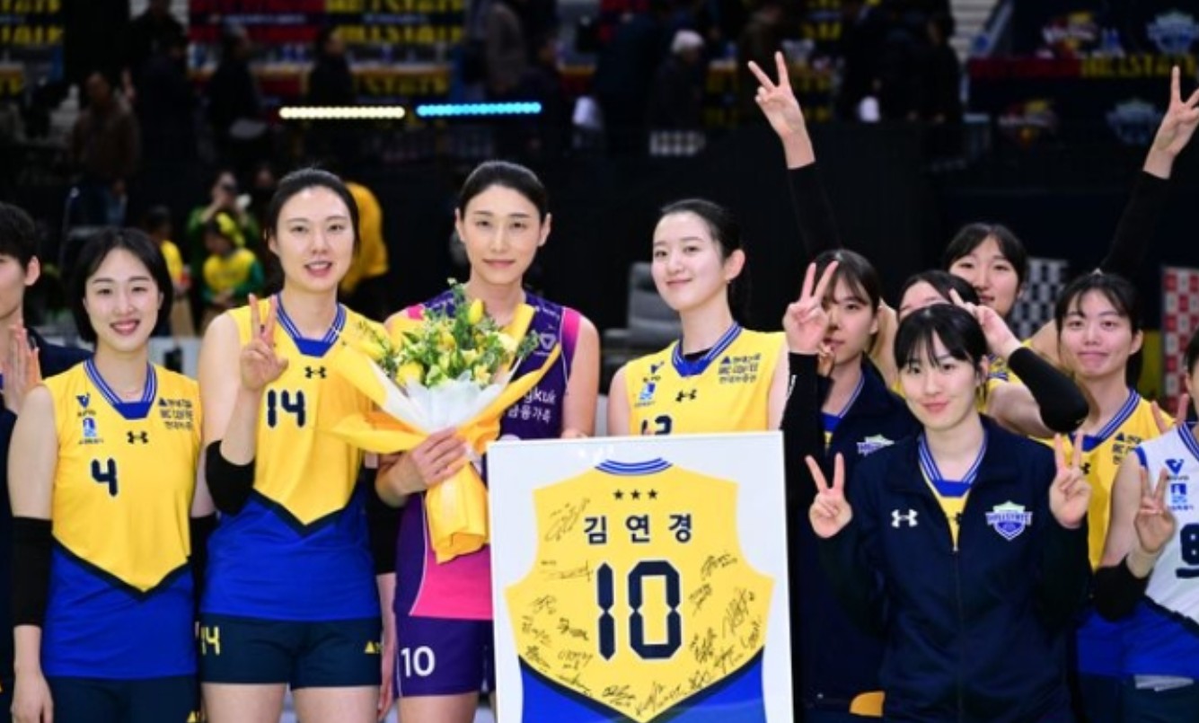 Ratu Voli Korea, Kim Yeon Koung, mendapat memorabilia usai laga Pink Spiders vs Hyundai Hillstate.