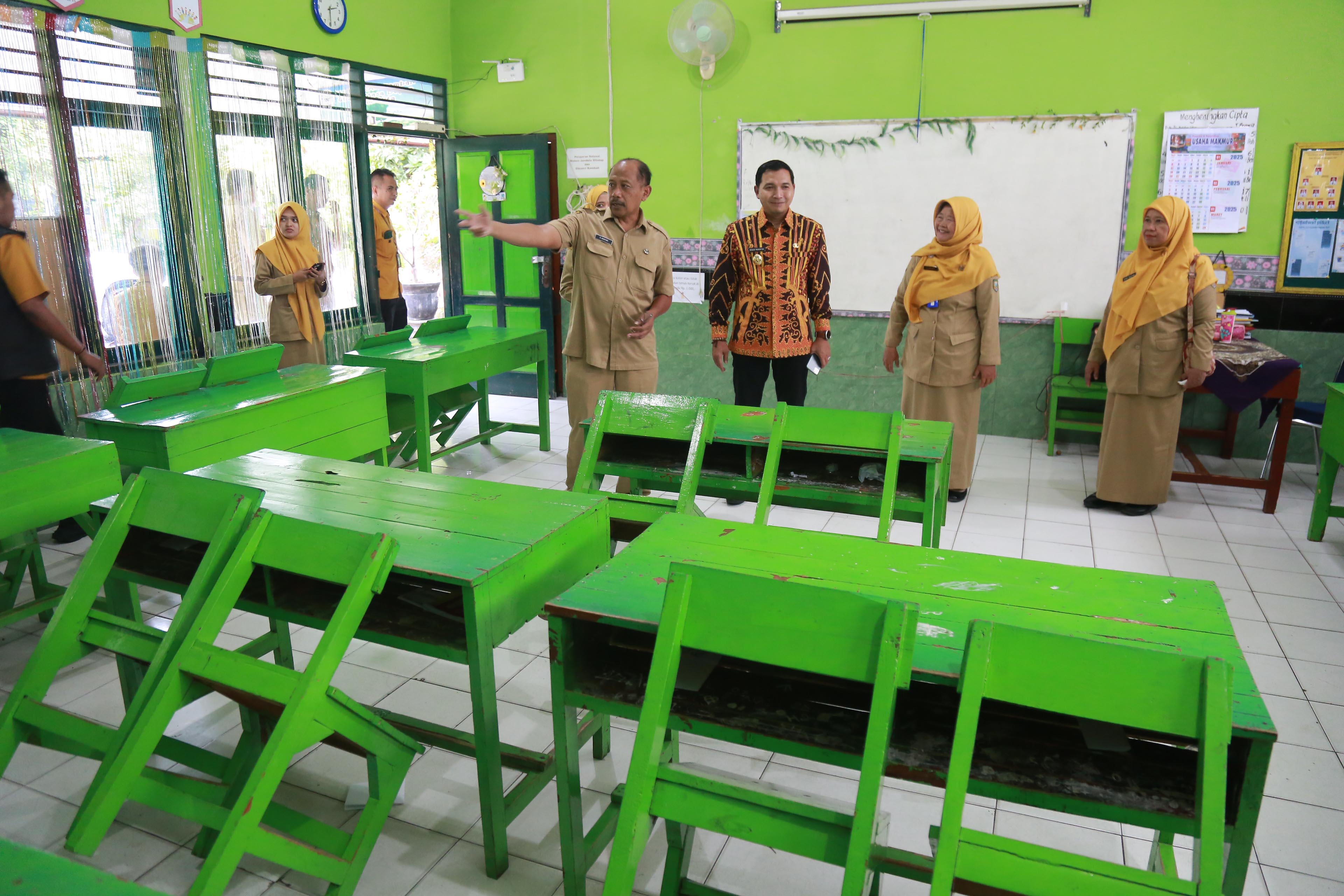 CEK RICEK: Wawali F Bagus Panuntun meninjau kesiapan pelaksanaan simulasi MBG untuk bumil, busui dan balita, Senin 24 Februari 2025.