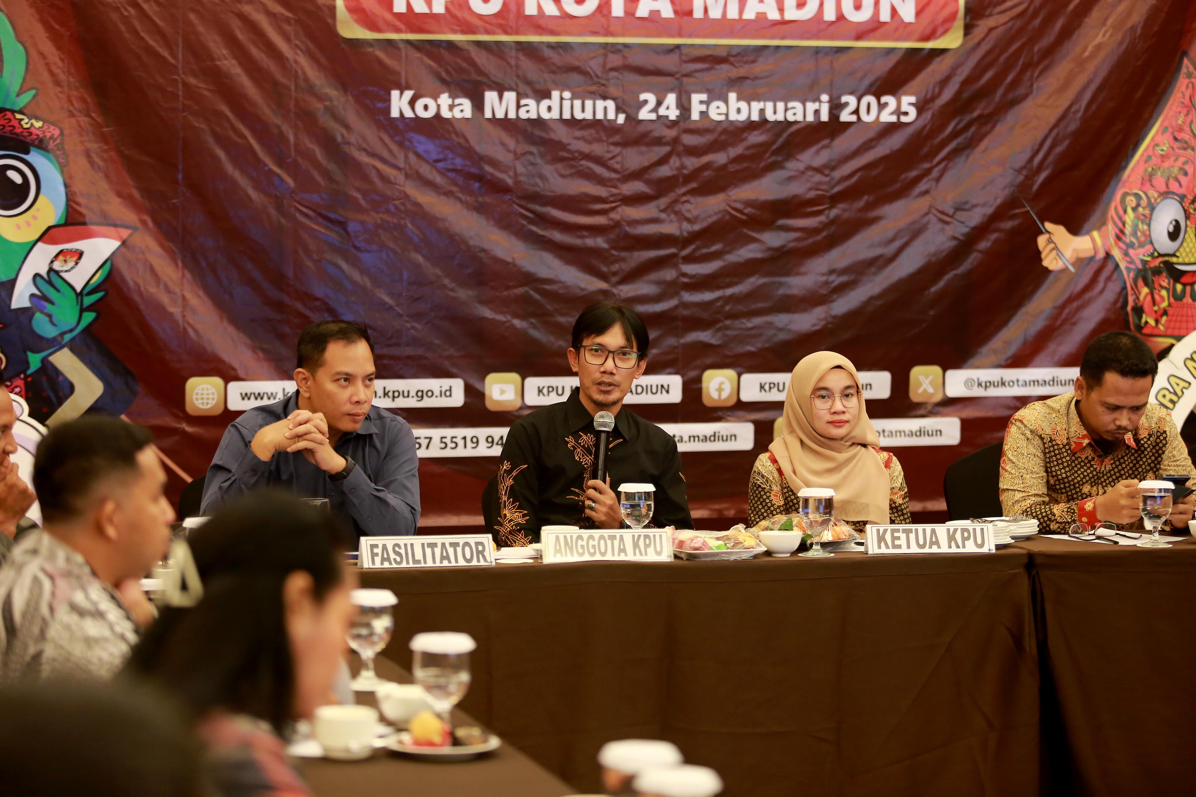 SERAP: KPU Kota Madiun menggelar FGD untuk mendapatkan masukan terkait evaluasi penyelenggaraan Pemilu 2024 di Hotel Aston Senin 24 Februari 2025.