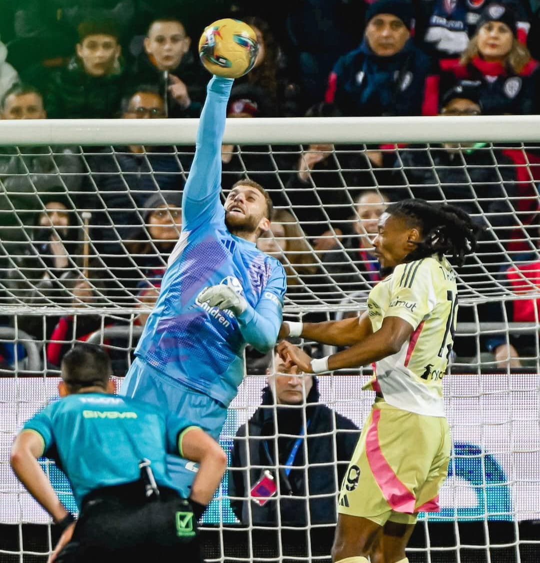 Aksi para pemain Juventus vs Cagliari dalam lanjutan Serie A.