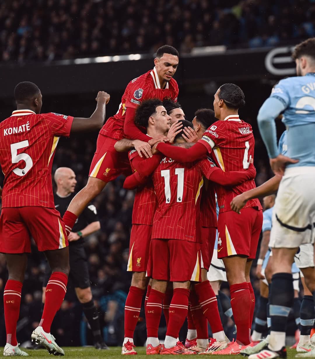 Para pemain Liverpool merayakan gol ke gawang Manchester City dalam lanjutan Liga Inggris.