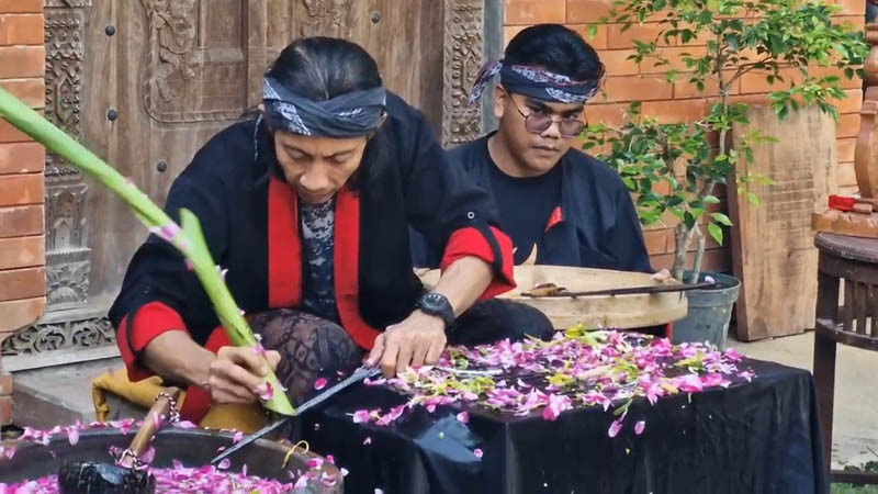 TRADISI: Puluhan pusaka dijamas dalam gelaran tradisi Tumpak Landep di Griya Duwung, Desa Beton, Siman, Ponorogo, Sabtu 22 Februari 2025.&nbsp;