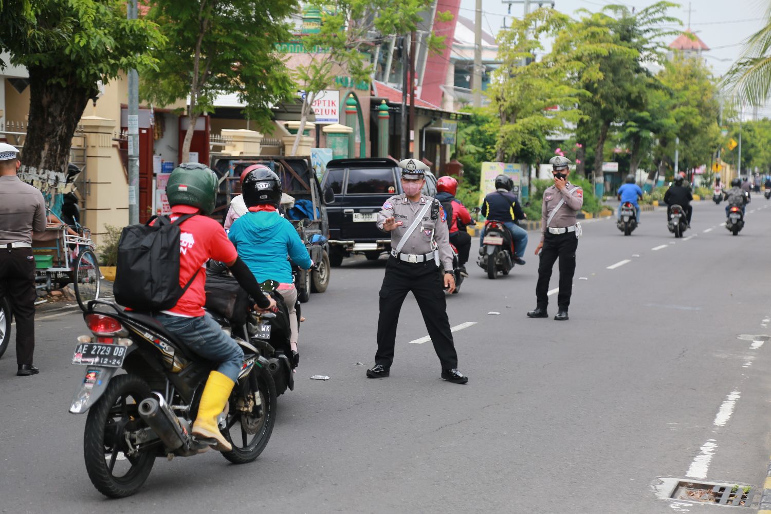 PENINDAKAN: Anggota Satlantas Polres Madiun Kota ketika menggelar Operasi Keselamatan Semeru beberapa hari lalu.