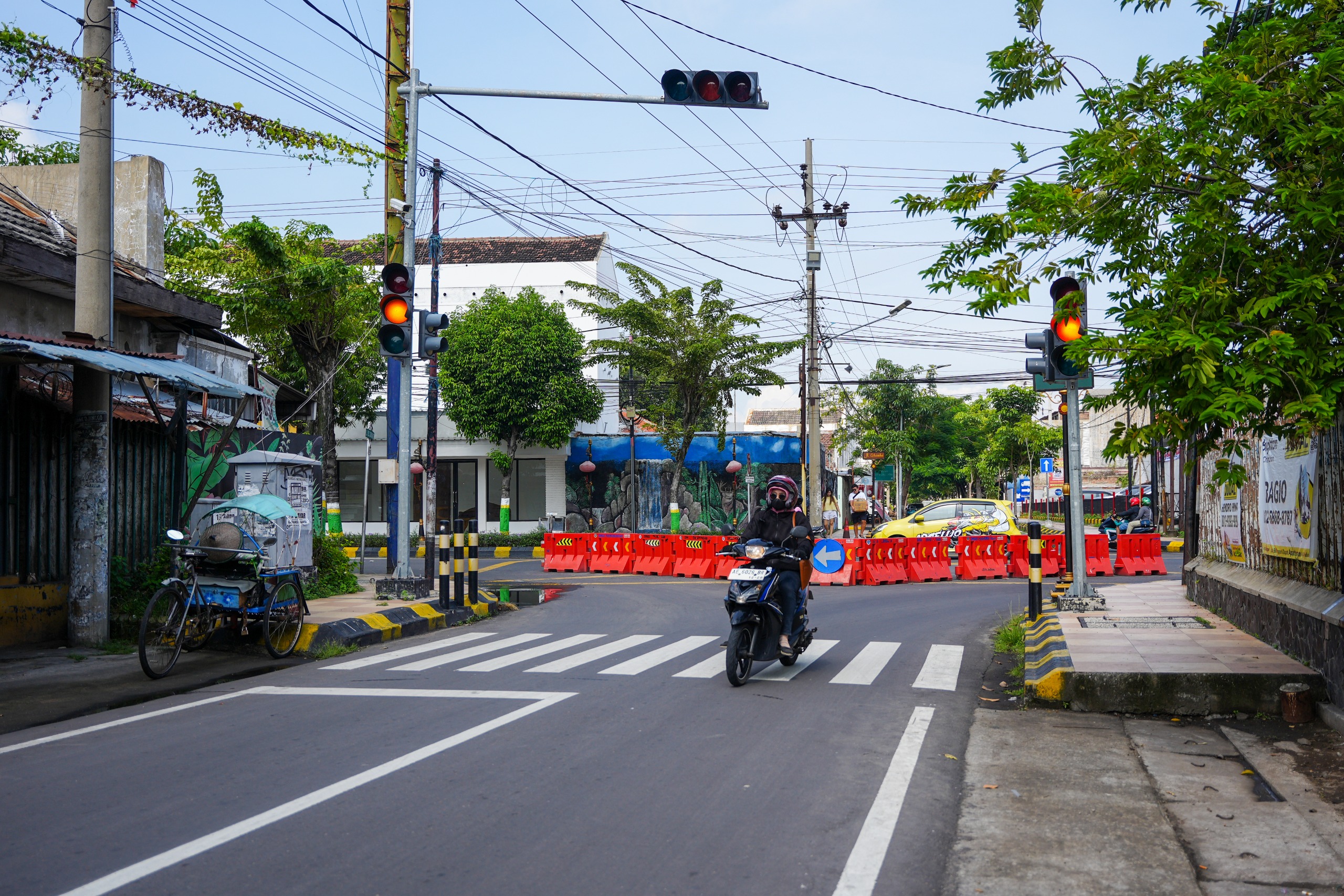 Kondisi arus lalu lintas di simpang empat Jalan Cokroaminoto-Jalan Sawo Barat.