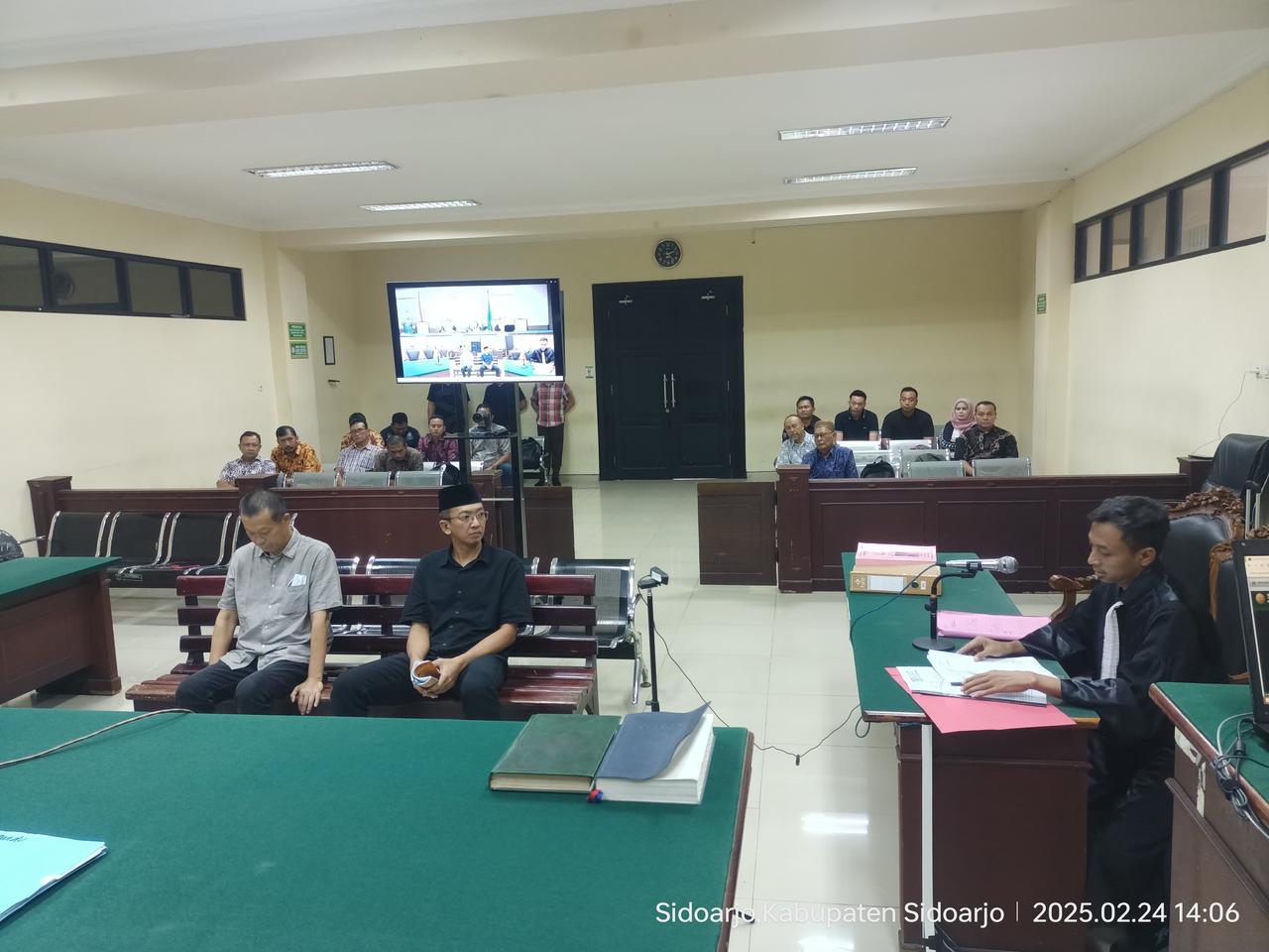 MEJA HIJAU: Proses jalannya sidang lanjutan dugaan perkara korupsi PSU perumahan Kota Madiun di Pengadilan Tipikor Surabaya, Senin (24/2).