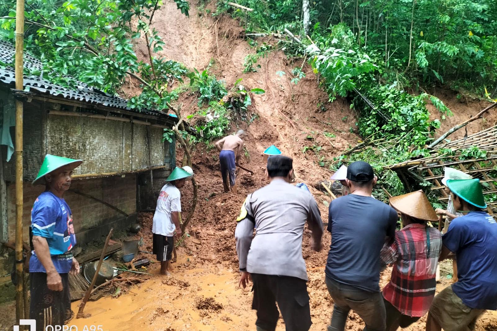 GOTONG ROYONG: Longsor di Desa Jetiskidul, Kecamatan Arjosari, Pacitan, merusak&nbsp; satu rumah warga Dusun Karang,&nbsp;Senin (24/2).