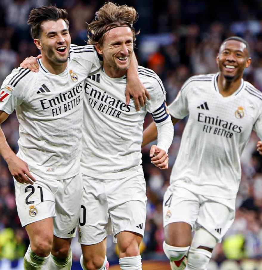 Kapten Real Madrid Luka Modric merayakan gol bersama rekan-rekannya.