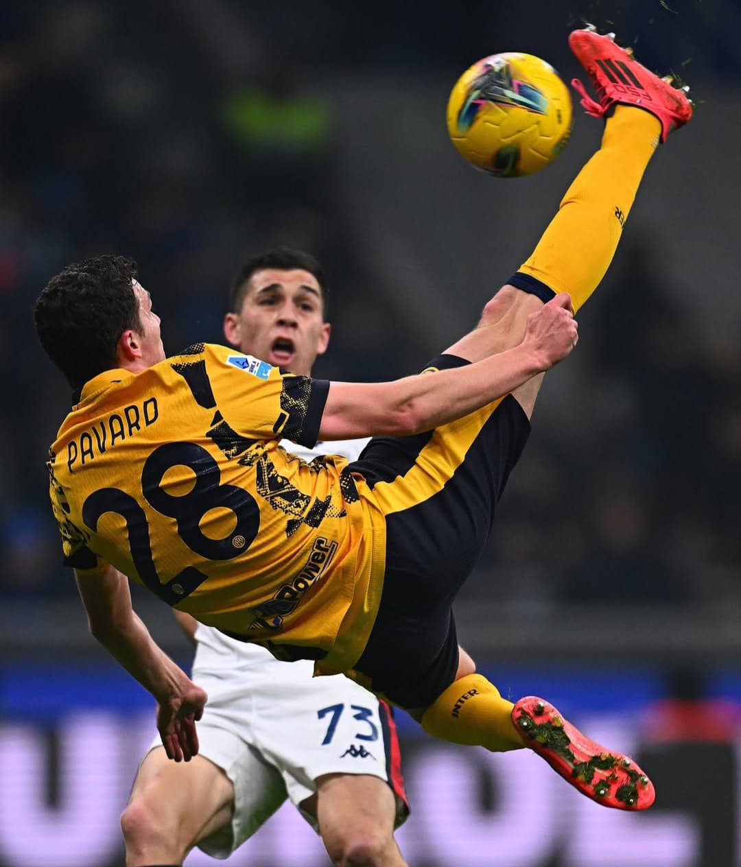 Benjamin Pavard dalam aksinya melakukan tendangan akrobatik.