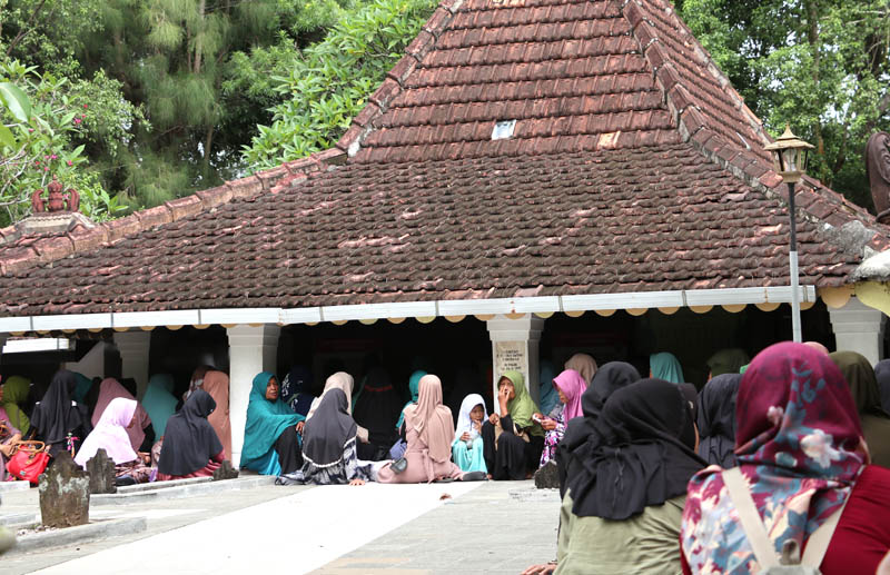 RAMAI: Warga bergantian berziarah ke makam Batoro Katong Ponorogo jelang Ramadan.