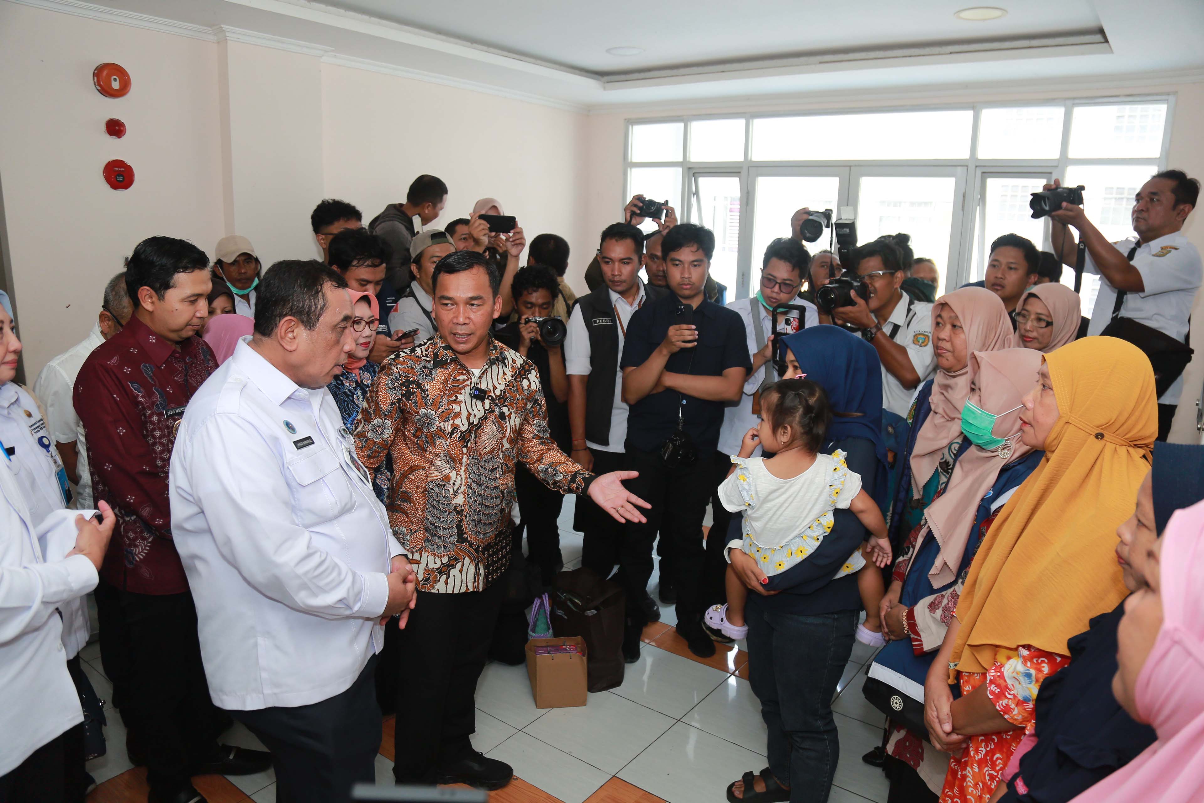 Mendukbangga Wihaji&nbsp;meninjau simulai makanbergizi gratis untuk ibu hamil, ibu menyusui, dan balita, di Kota Madiun.