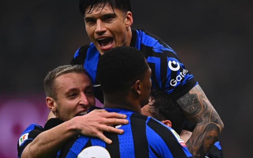 Para pemain Inter Milan merayakan gol.