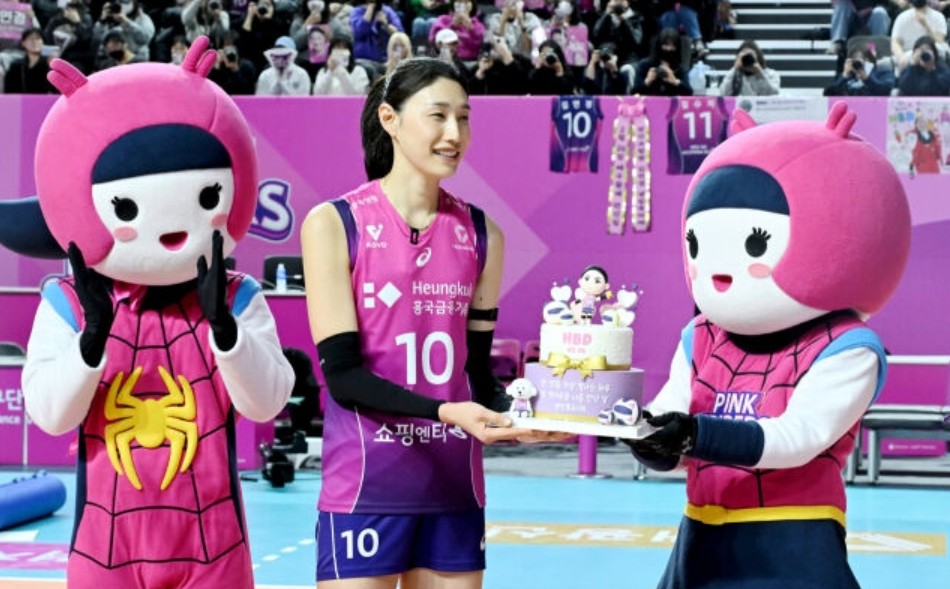 Legenda Pink Spiders, Kim Yeon Koung, dapat apresiasi spesial. Pemain berjuluk Ratu Voli Korea itu ulang tahun pada 26 Februari 2025.