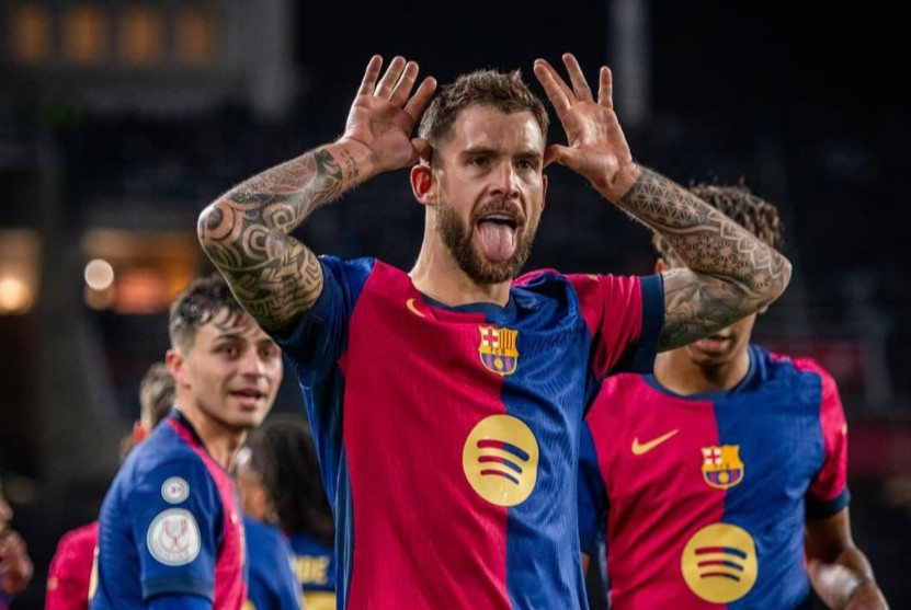 Pemain Barcelona Inigo Martinez bersama para rekan setimnya.