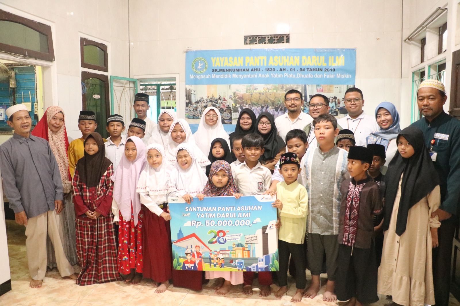 Pertamina Patra Niaga Jatimbalinus menyalurkan santunan ke Panti Asuhan Darul Ilmi.