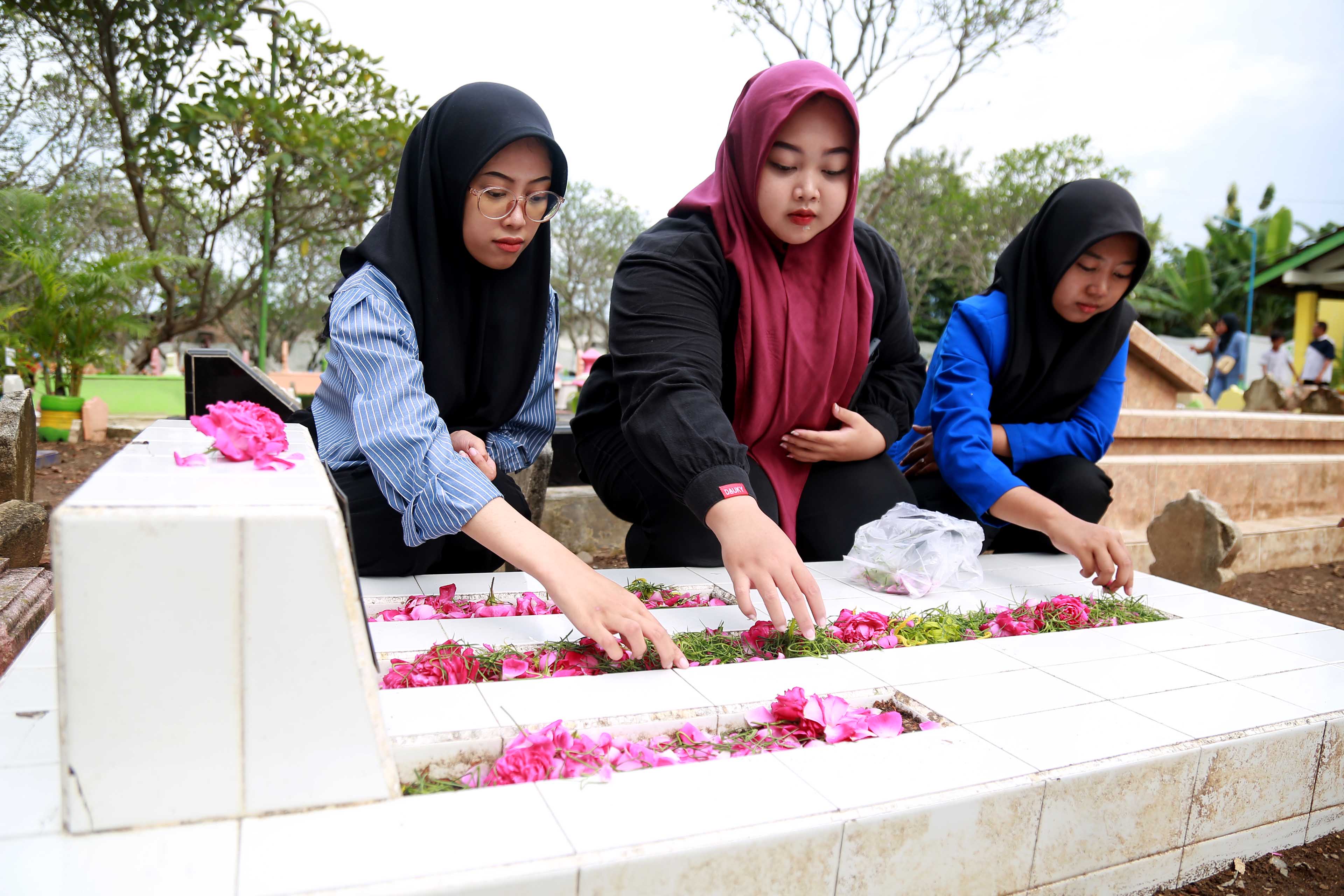 Ilustrasi ziarah makam jelang Ramadan.
