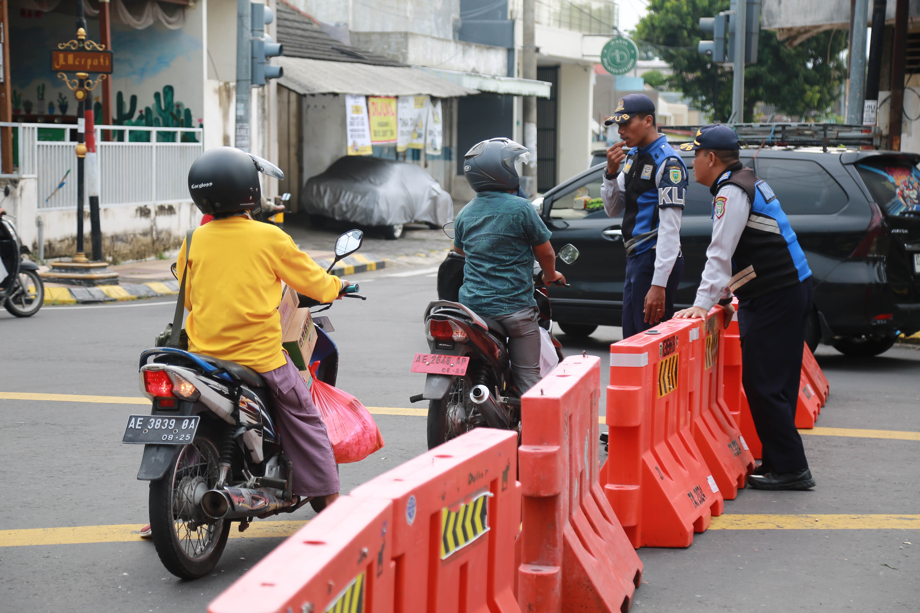DIJAGA PETUGAS: Jalan Agus Salim ditutup lantaran acara wayang kulit di Hotel Mercure Madiun, Kamis (27/2).