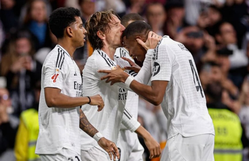 Kapten Real Madrid Luka Modric bersama rekan-rekannya.