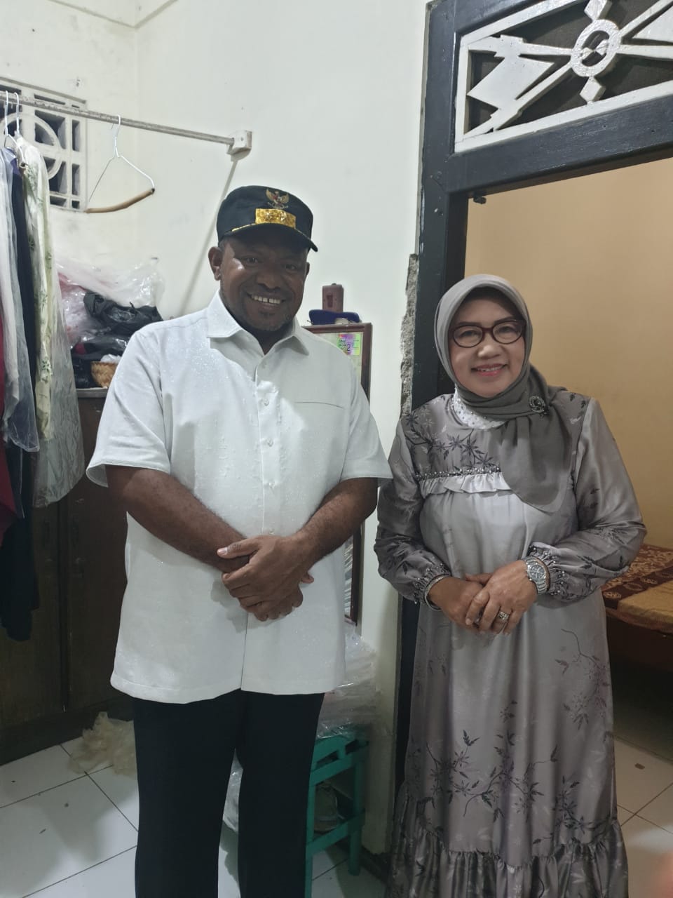 Wagub Papua Barat Daya Ahmad Nausrau bersama Yuni Setyawati Maidi, istri wali kota Maidi, saat mengunjungi kamar wagub semasa sekolah di Kota Madiun.