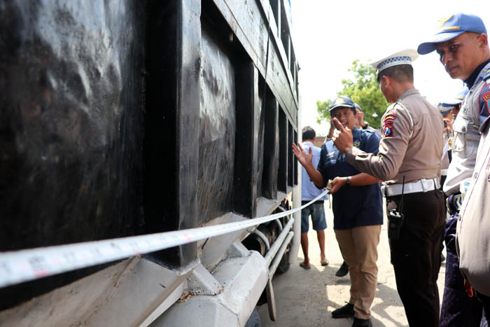 TINDAK TEGAS: Petugas gabungan dari Dishub, Polisi Militer dan Satlantas Polres Ponorogo menggelar operasi truk ODOL pengangkut meterial tambang di Kecamatan Sampung,&nbsp;Rabu 26 Februari 2025.&nbsp;