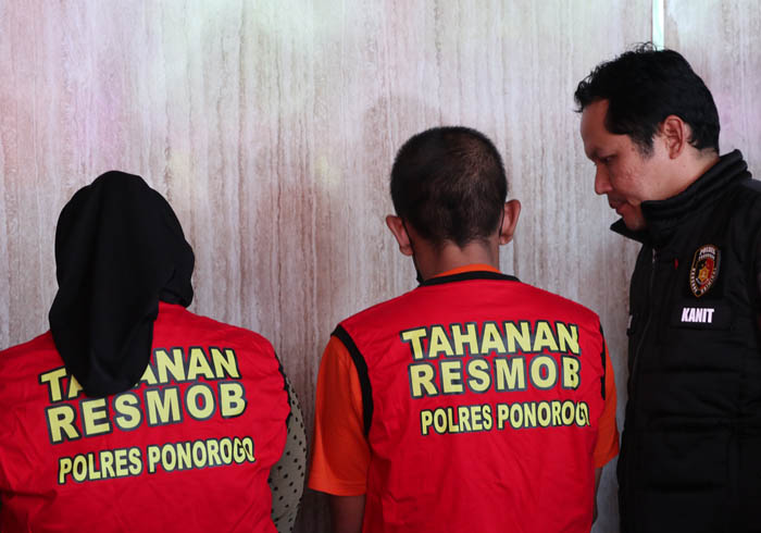 SEJOLI KRIMINAL : Pasangan pelaku penipuan yang menyaru jadi dukun sakti diamankan Satreskrim Polres Ponorogo.