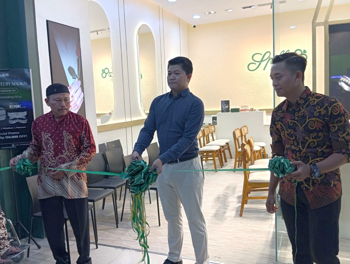 SIMBOLIS: CEO Spilla Jewelry Aria Fiadzima Salaksa memotong pita menandai dibukanya store Spilla Jewelry di Suncity GF Kota Madiun.