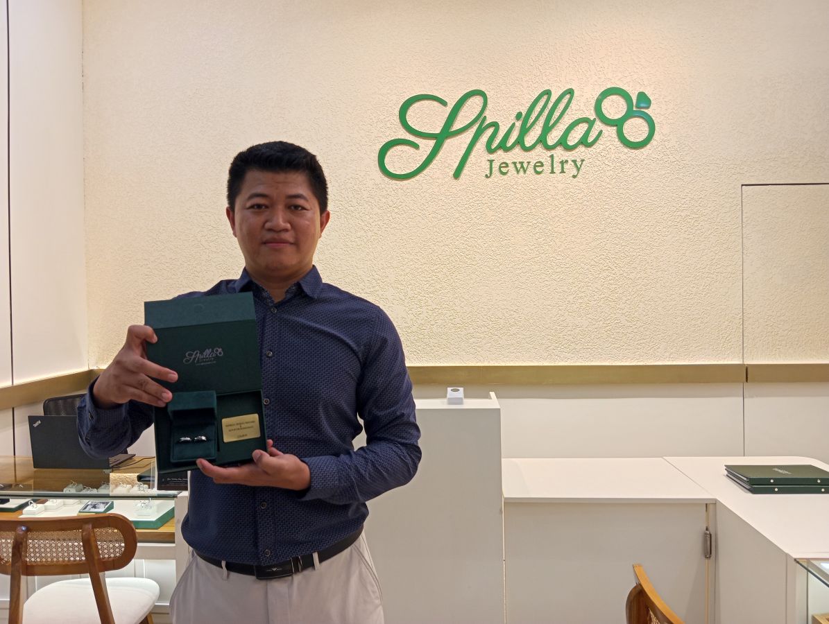 PILIHAN TERBAIK: CEO Spilla Jewelry Aria Fiadzima Salaksa menunjukkan cincin elegan di Spilla Jewelry.
