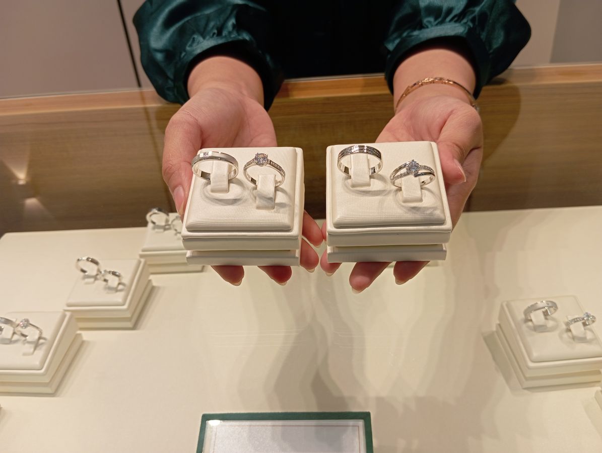 ELEGAN: Berbagai cincin menarik dengan box yang didesain khusus tersedia di Spilla Jewelry.