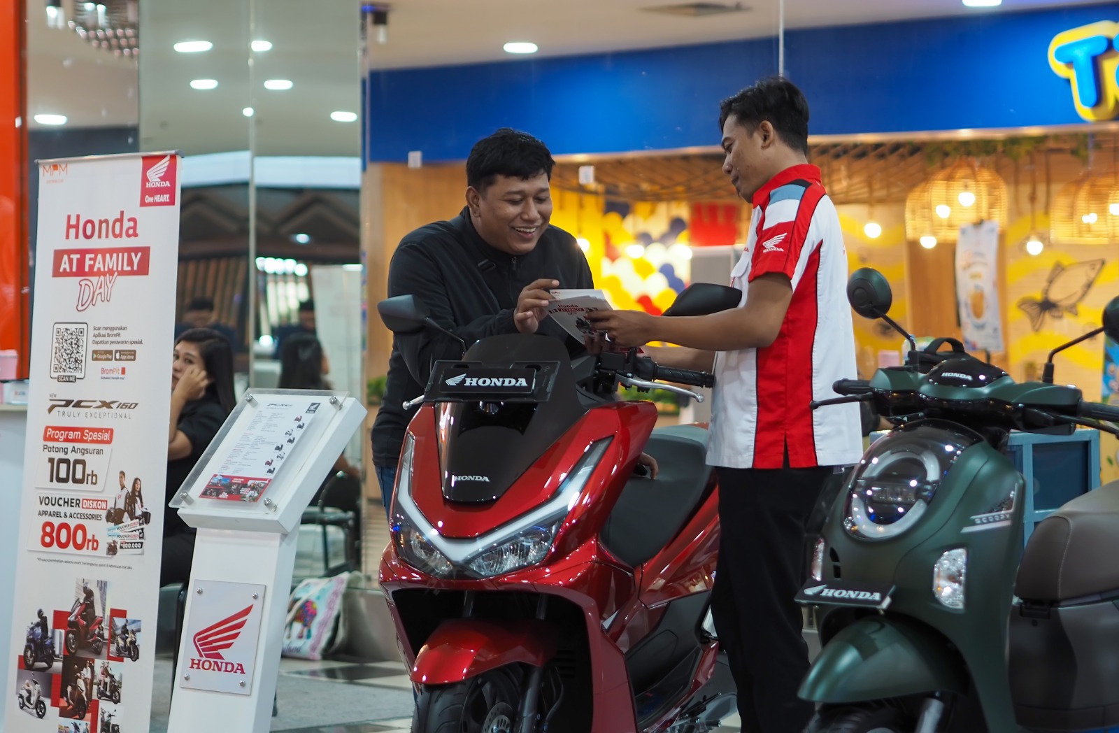 Aneka sepeda motor skutik Honda yang dipamerkan di Honda AT Family.