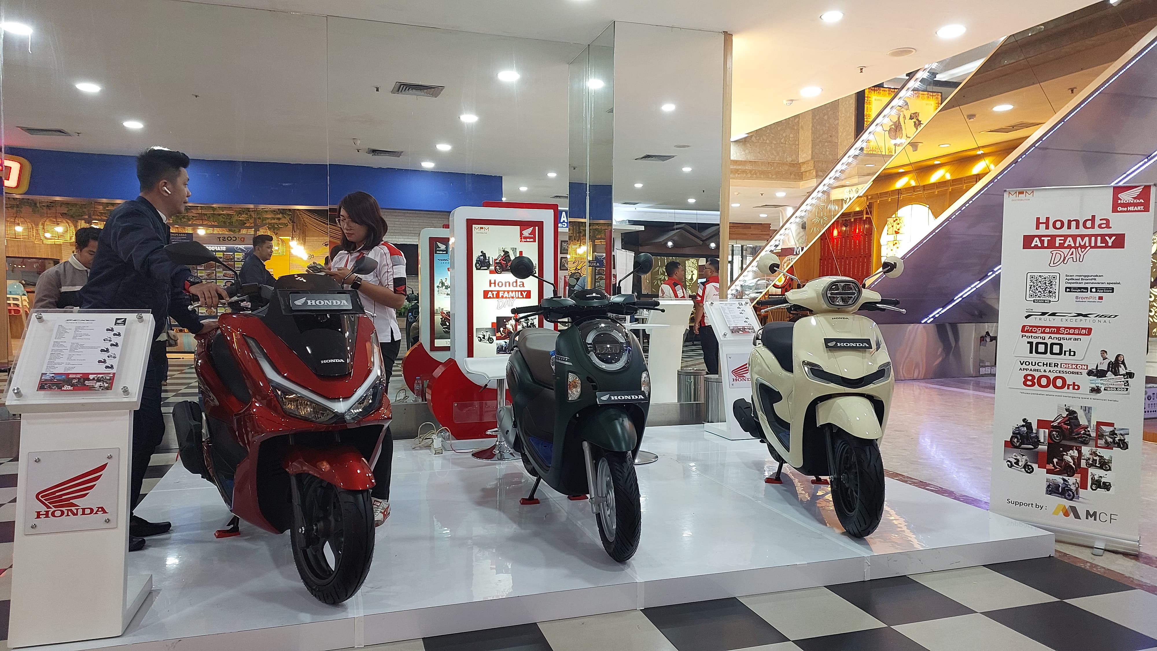 Aneka sepeda motor skutik Honda yang dipamerkan di Honda AT Family.