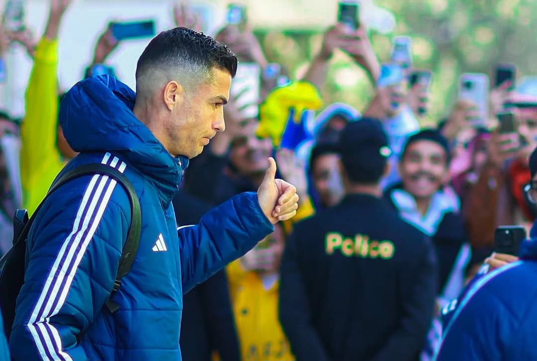 Cristiano Ronaldo menyapa para supporter Al Nassr.