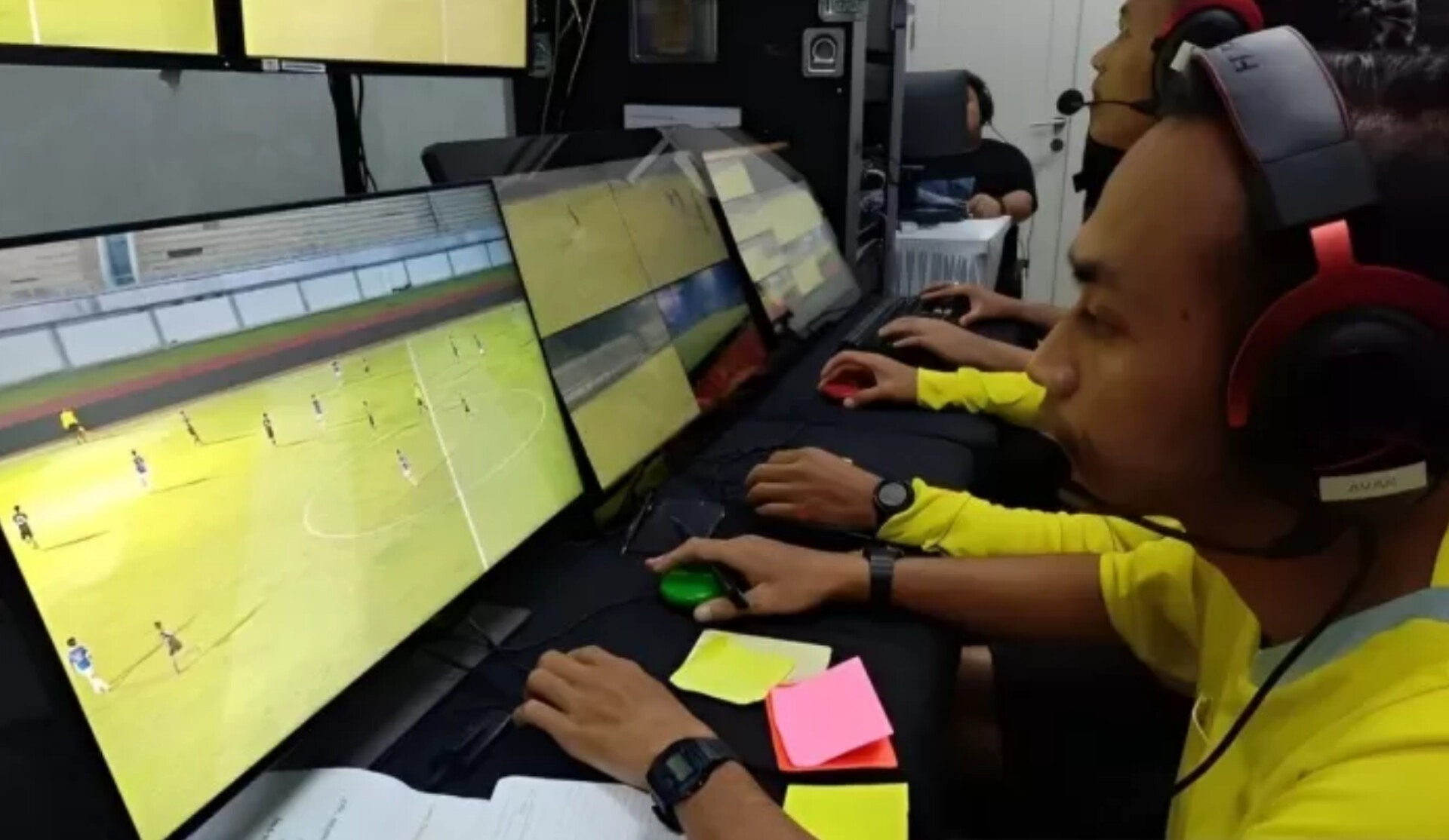 Ilustrasi wasit VAR di Indonesia. (ANTARA/Donny Aditra)