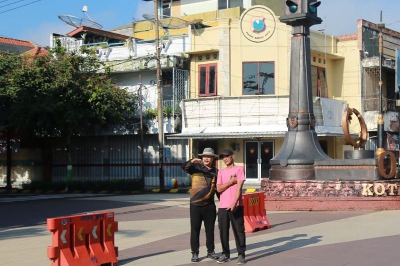 Wali Kota Madiun Maidi meninjau perbaikan Tugu Titik 0 Kilometer, Sabtu 1 Maret 2025.